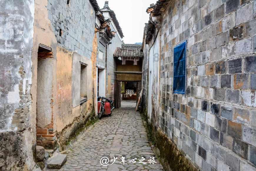 爱问答,尽在小伙养了30万斤蚯蚓,很多人问蚯蚓能够干嘛?原来蚯蚓这么多用处